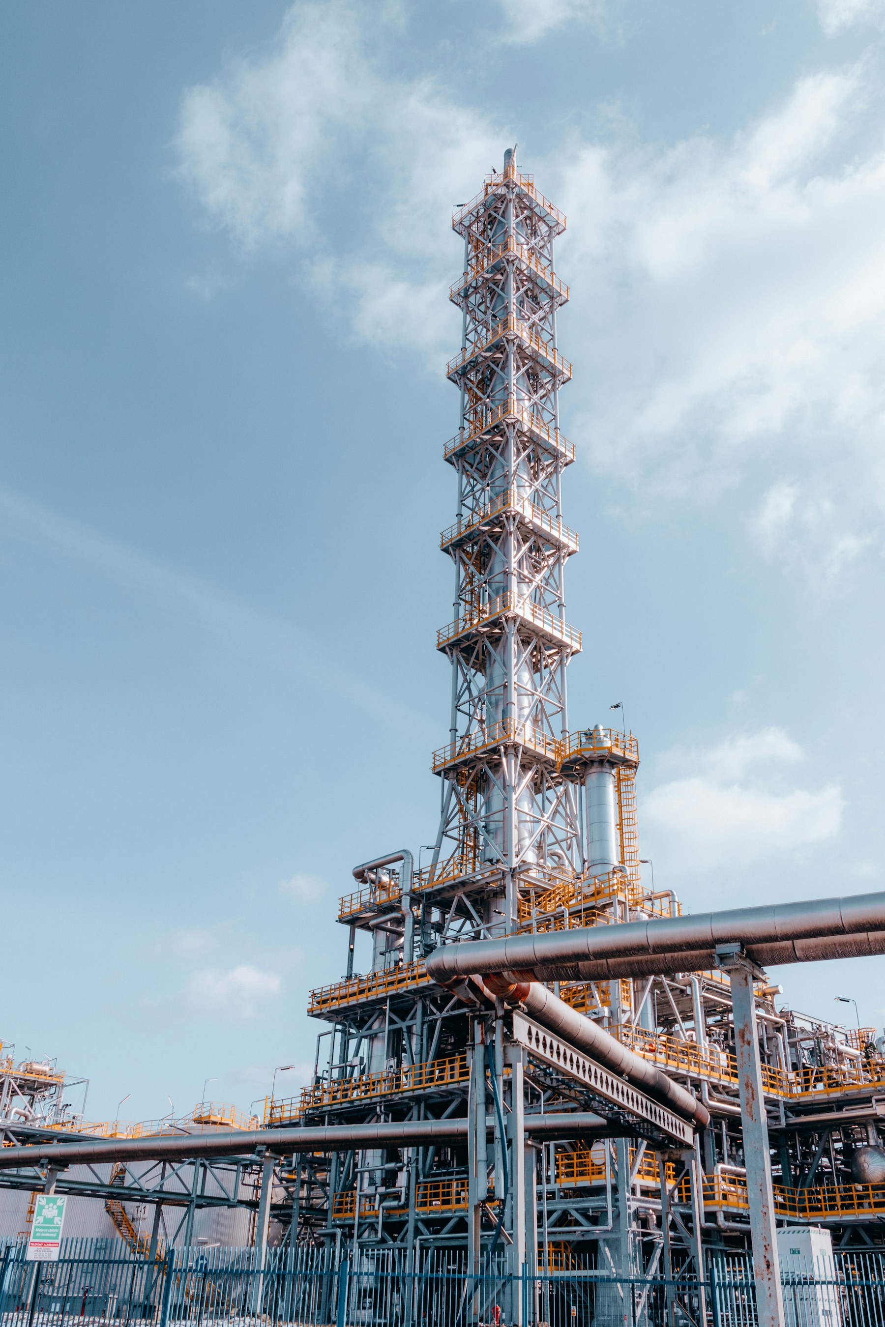 Refinery tower and pipe network